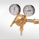 Reductor de acetileno con tuerca industrial.